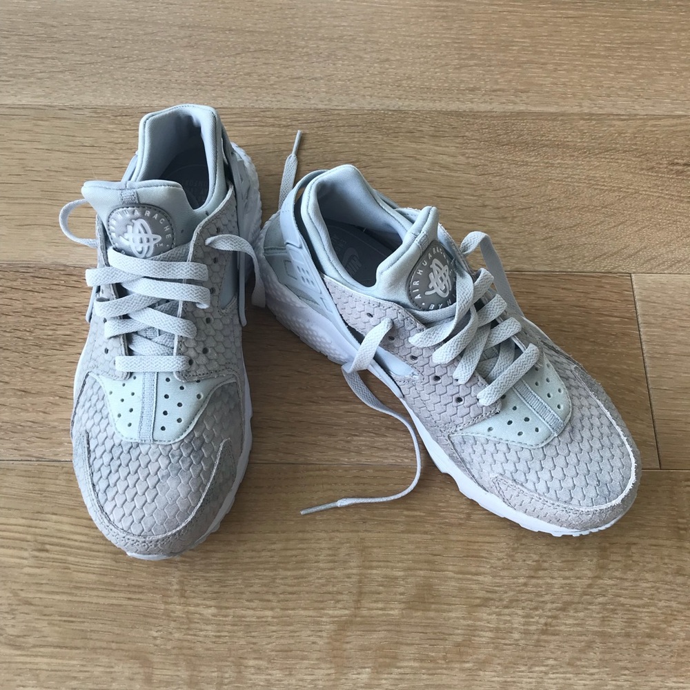 Nike Huarache Size 7.5 New Grey/Silver Croc effect